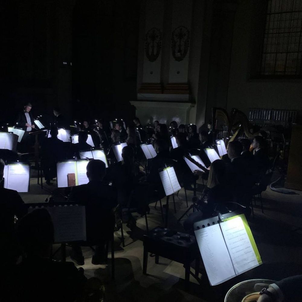 &quot;Ввімкнули романтику&quot;: у Львові під час концерту зникло світло, але музиканти продовжили грати